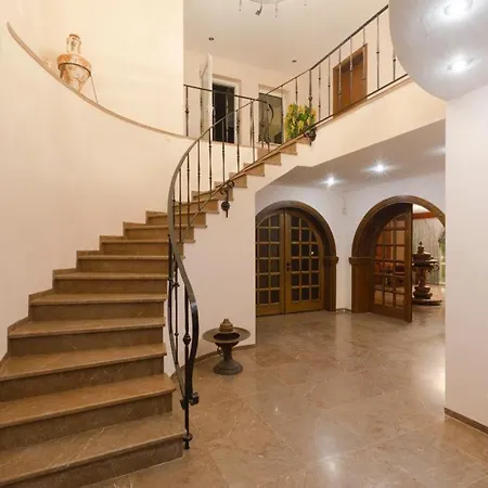 Farrys Boutique & Club - *