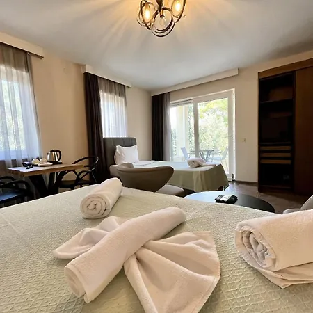 Farrys Boutique & Club - *