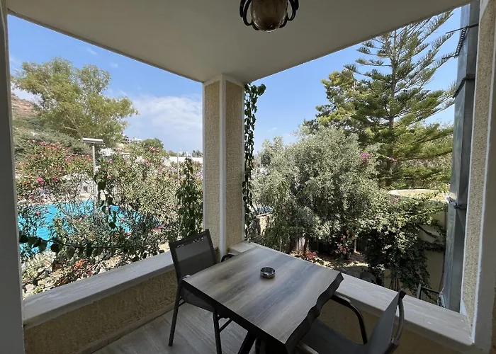 Farrys Boutique & Club - * יאליקאבאק