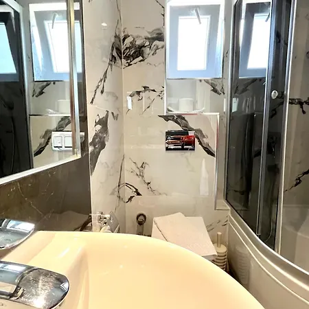 Farrys Boutique & Club - *