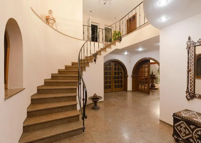 Farrys Boutique & Club - *