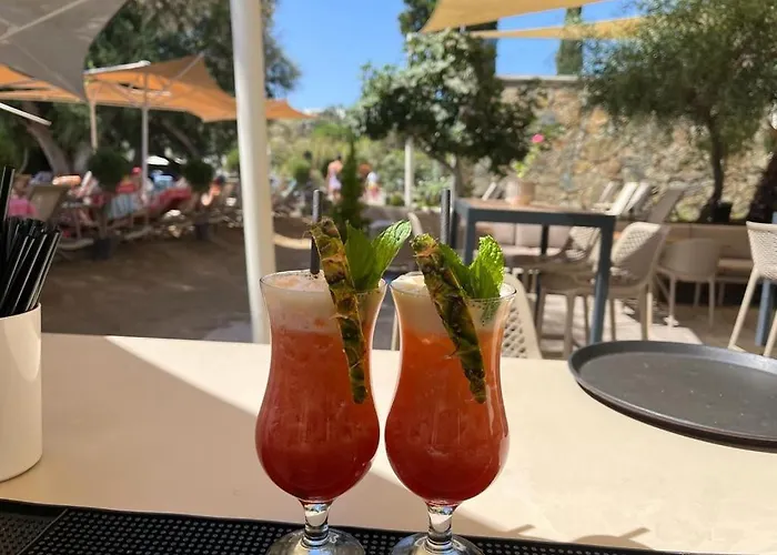 Farrys Boutique & Club - *