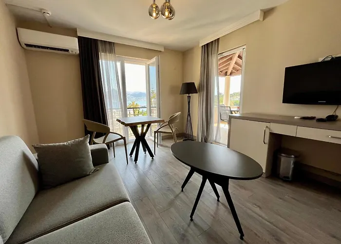 Farrys Boutique & Club - *