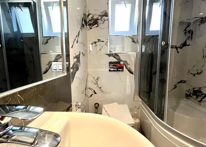 Farrys Boutique & Club - *